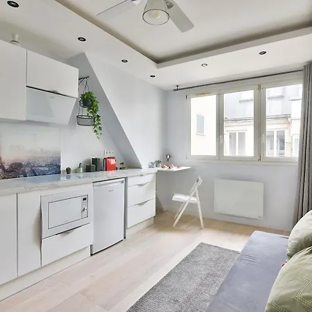 Chic Near Arc De Triomphe *