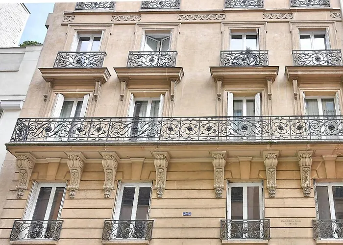 Chic Near Arc De Triomphe 파리